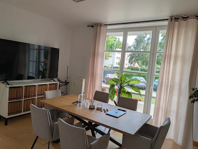 Besprechungsraum der Kanzlei Banna mit Konferenztisch und Stühlen