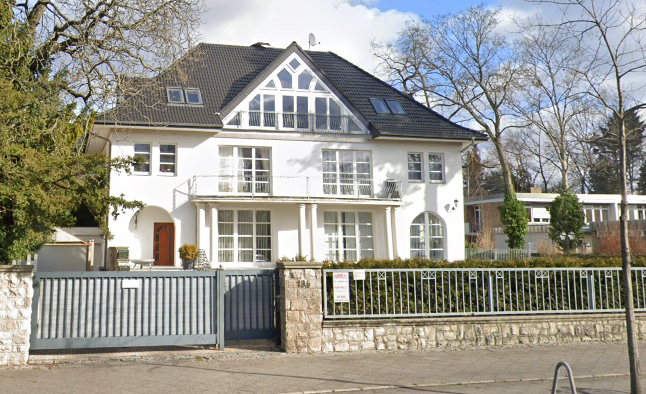 Straßenansicht der Kanzlei Banna mit Eingangstor