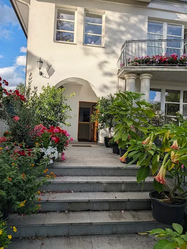 Treppen zum Eingang der Kanzlei Banna